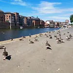 Hartoft St - 2 Bed Near River *