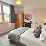 Hartoft St - 2 Bed Near River بيت للعطل يورك