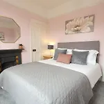 بيت للعطل Hartoft St - 2 Bed Near River *