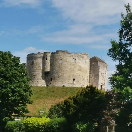 Hartoft St - 2 Bed Near River *