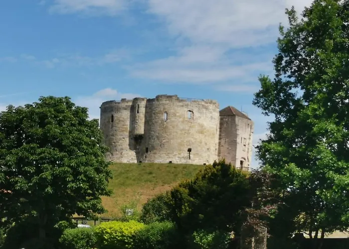 Hartoft St - 2 Bed Near River *