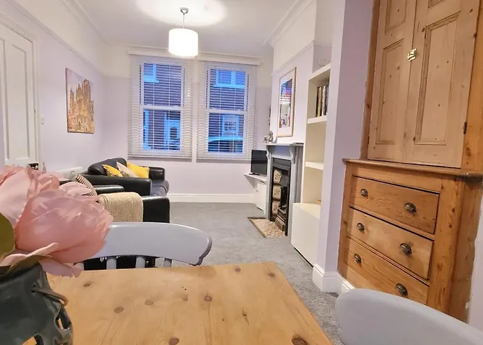 Hartoft St - 2 Bed Near River *