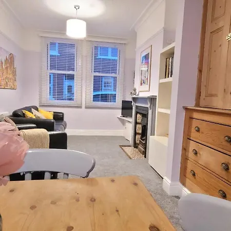 Hartoft St - 2 Bed Near River *