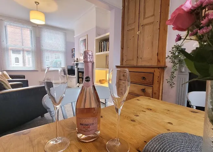 Hartoft St - 2 Bed Near River